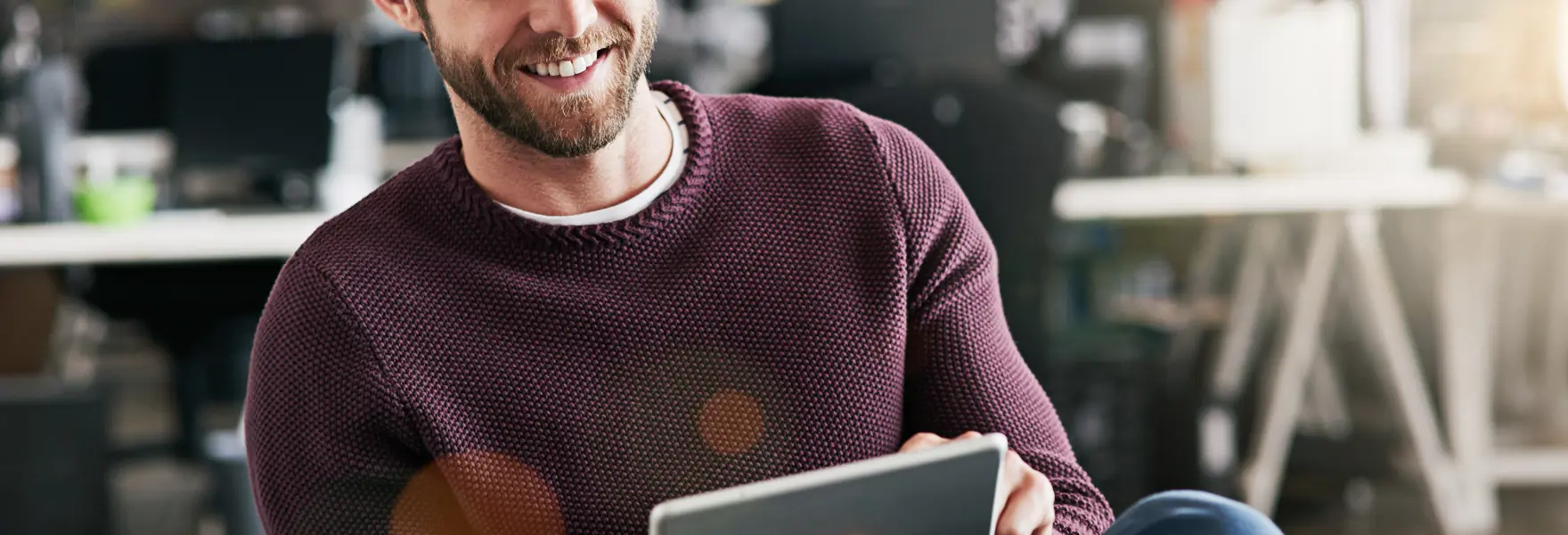 Ragazzo che utilizza un tablet in un ambiente di lavoro 